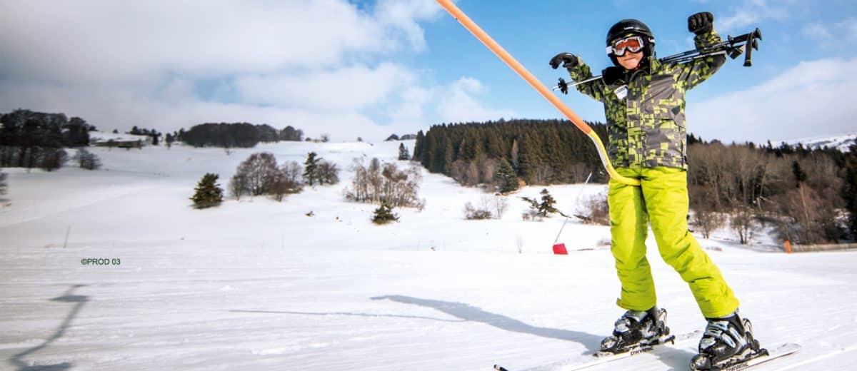 Hiver Petit garçon sur des skis à Prabouré
