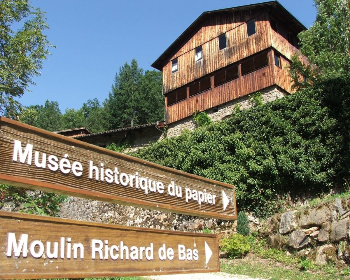 Photo with a view of the Moulin Richard de Bas