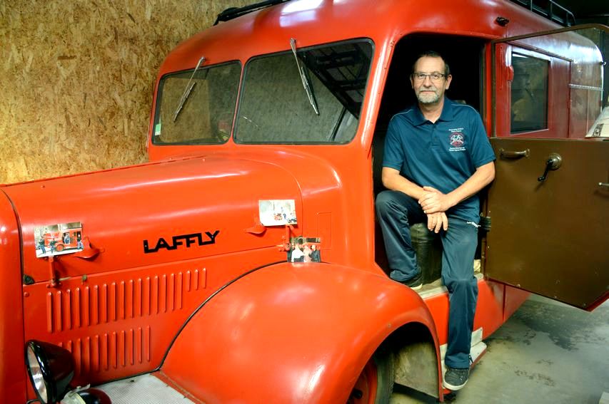  Didier Lambert dans un rutilant camion Laffly de 1947 (Centre Historique du monde Sapeur-Pompier , à Thiers)