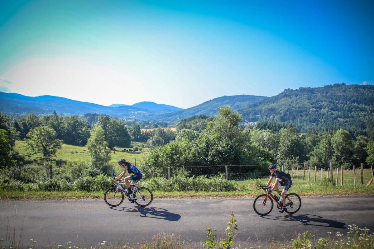 Auvergne à vélo Cyclistes route Livradois-Forez