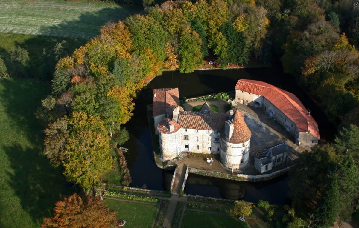 The Martinanches in Livradois-Forez. A remarkable castle in Auvergne with a moat