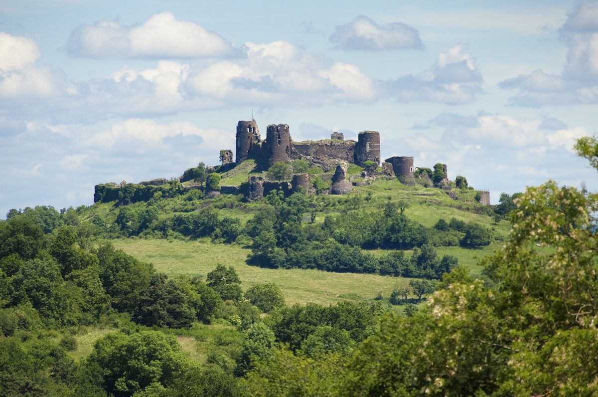 Le château de Mauzun en Livradois-Forez. Forteresse géante d'Auvergne. 