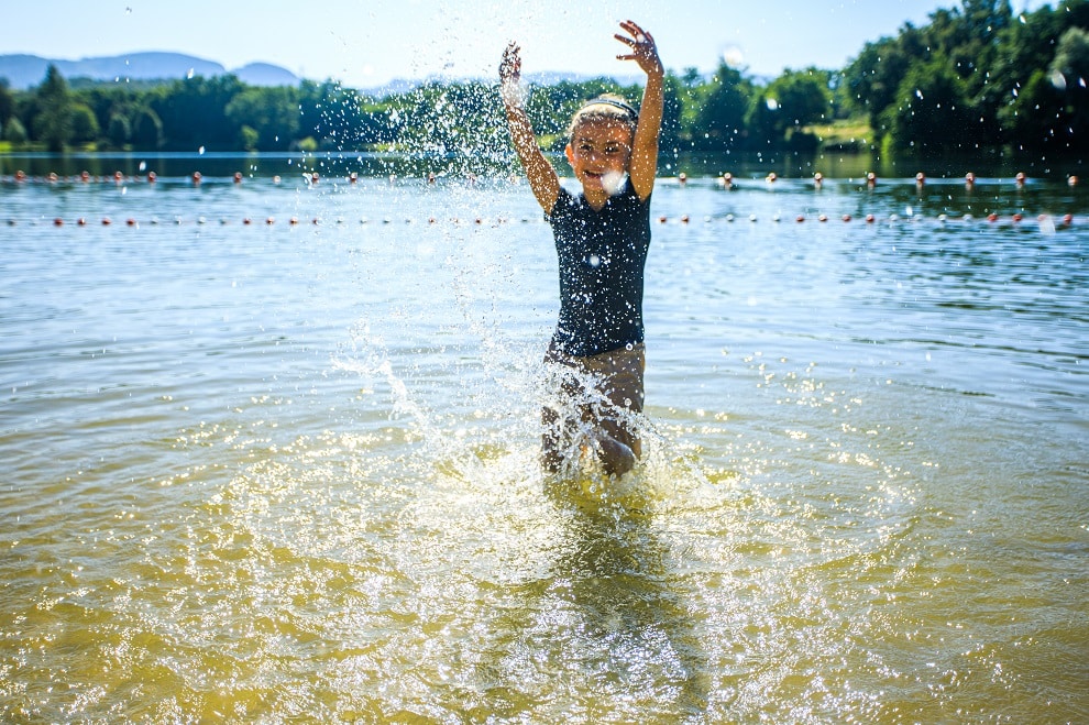 family entertainment Livradois-Forez Auvergne Child in the water. Lake Iloa Thiers family entertainment