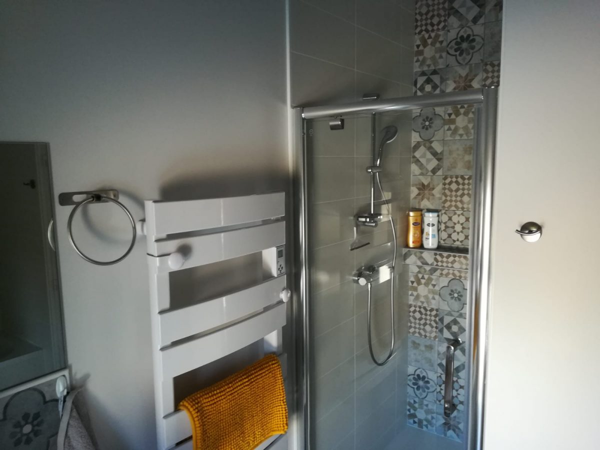 Salle de bain dortoir : baignoire et douche